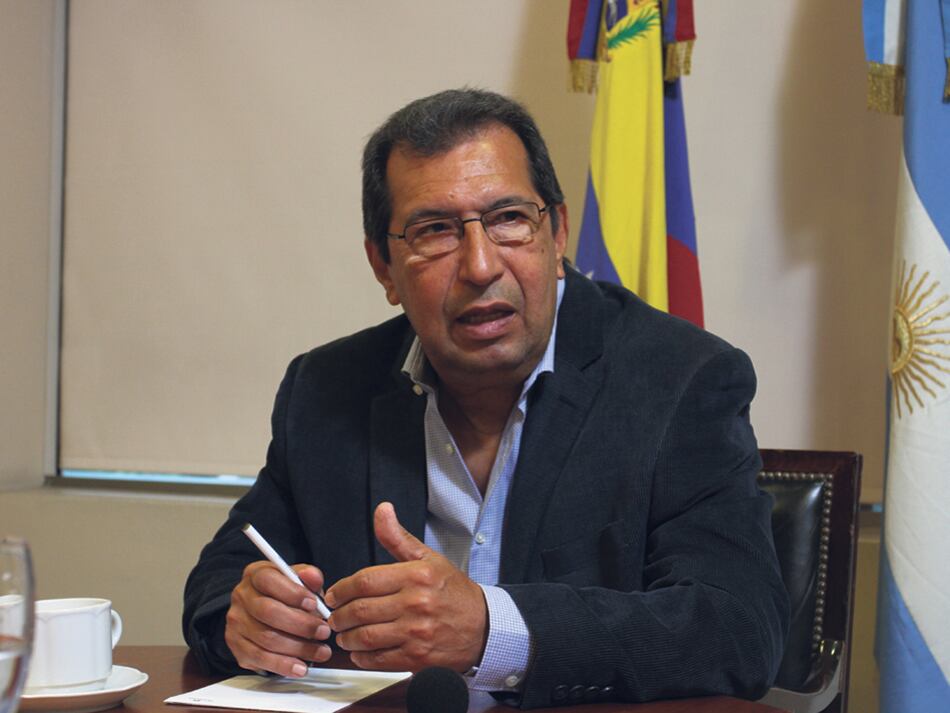 Adán Chávez vino a Argentina para recibir en nombre de su hermano un doctorado post mortem.