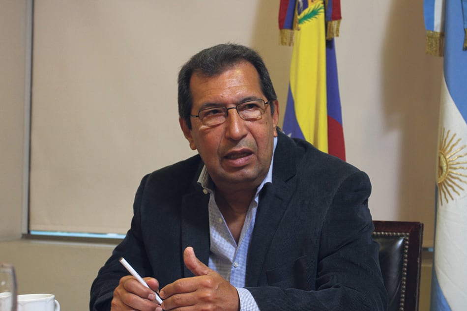 Adán Chávez vino a Argentina para recibir en nombre de su hermano un doctorado post mortem.