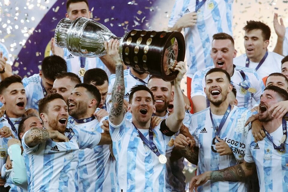 Messi con el trofeo de la Copa América 2021.