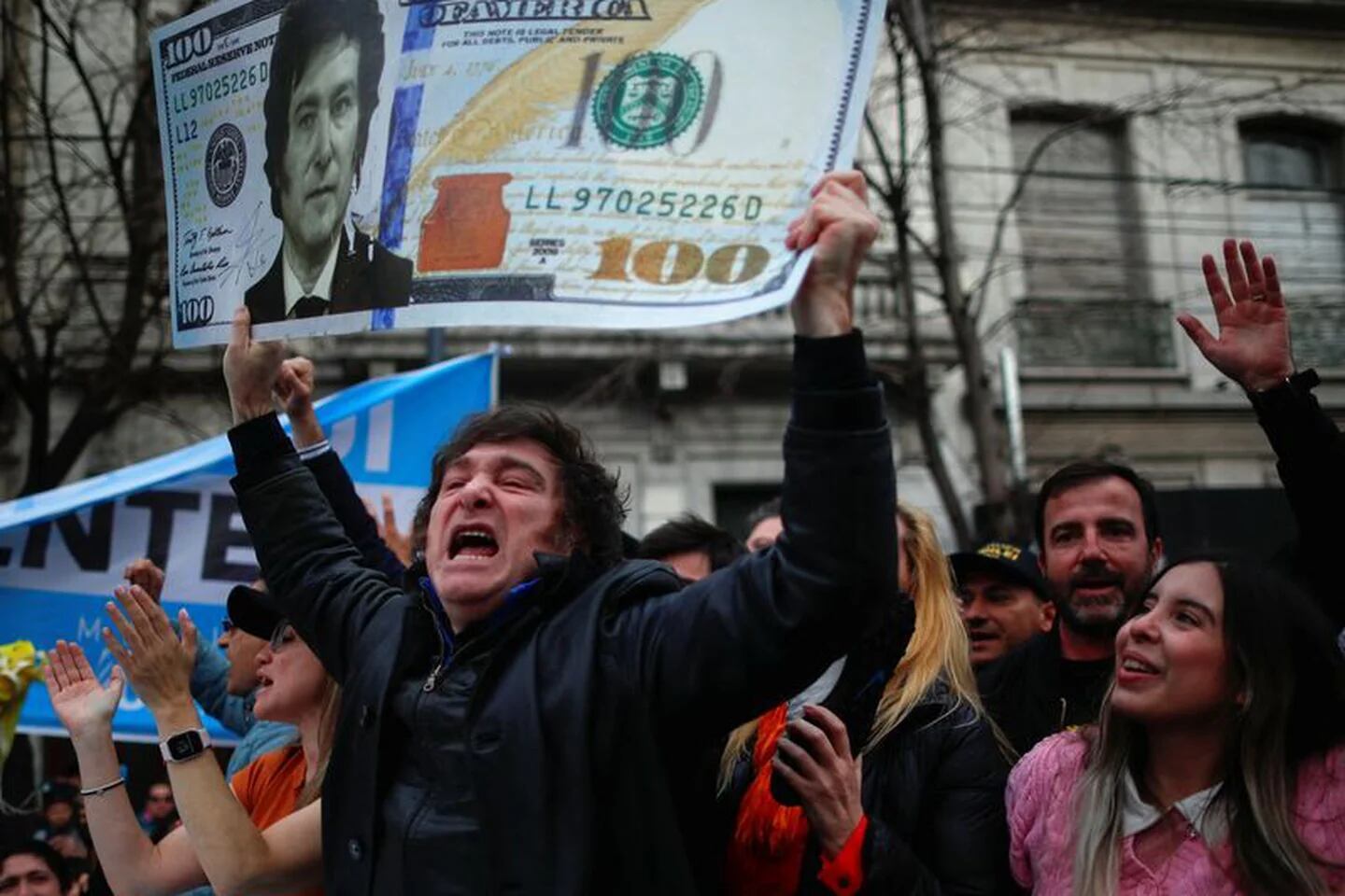 ¿Sigue en pie el plan dolarizador de Milei?