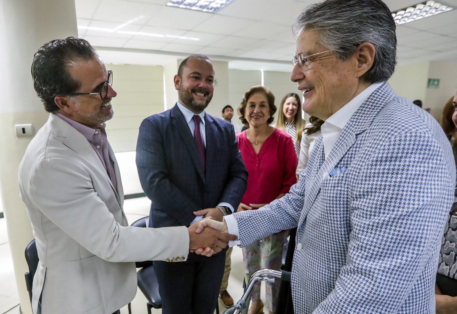 Manrique, saludado por Lasso. 