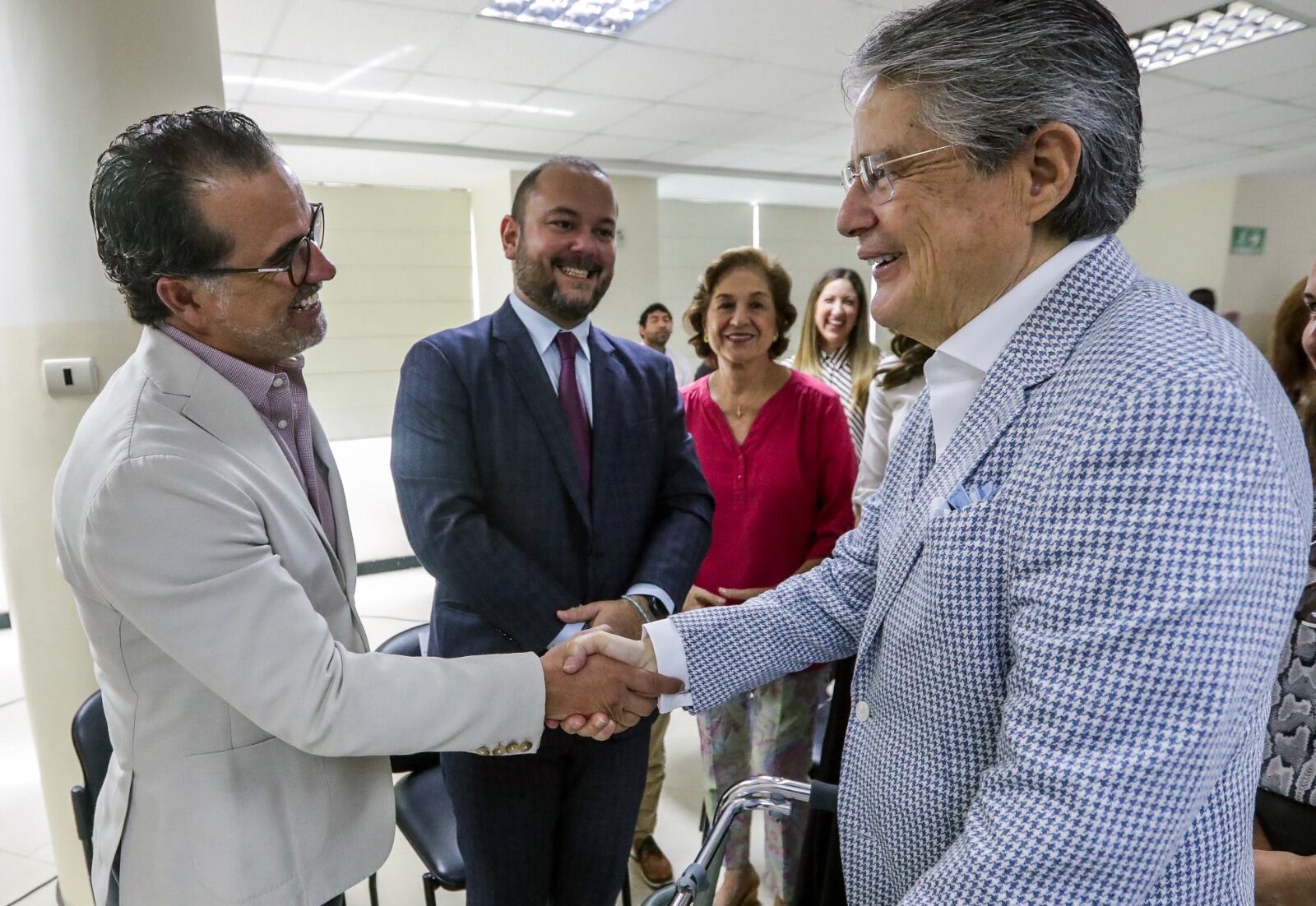 Manrique, saludado por Lasso. 