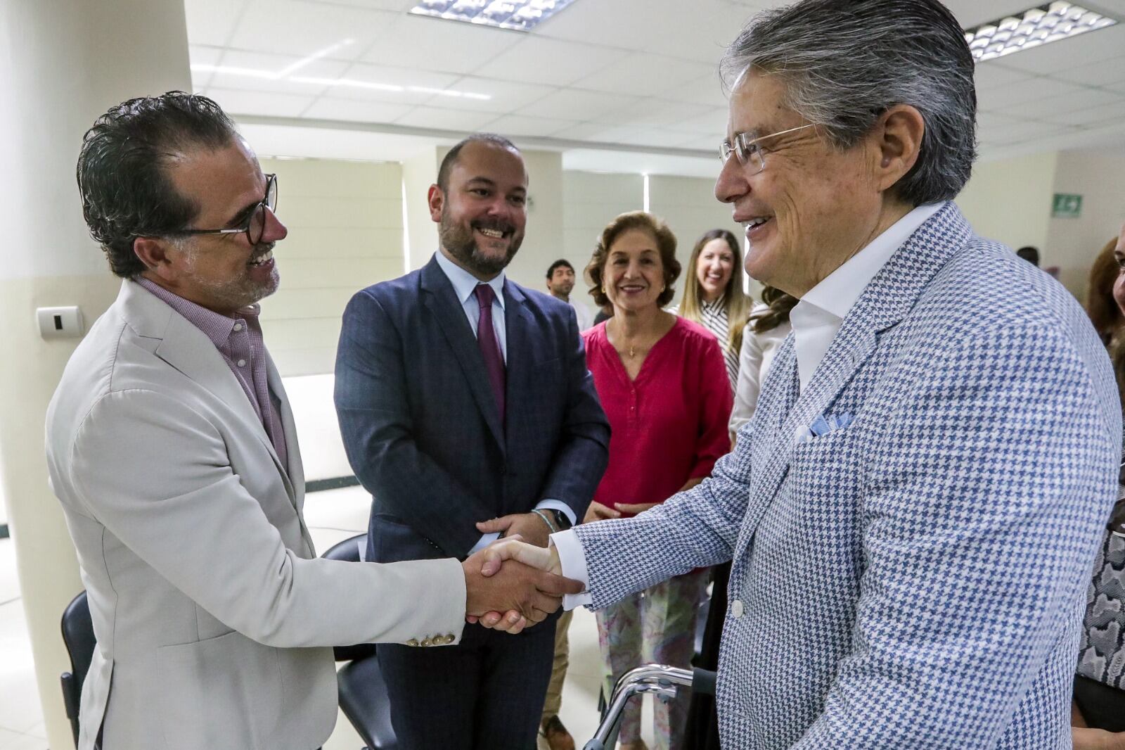 Manrique, saludado por Lasso.