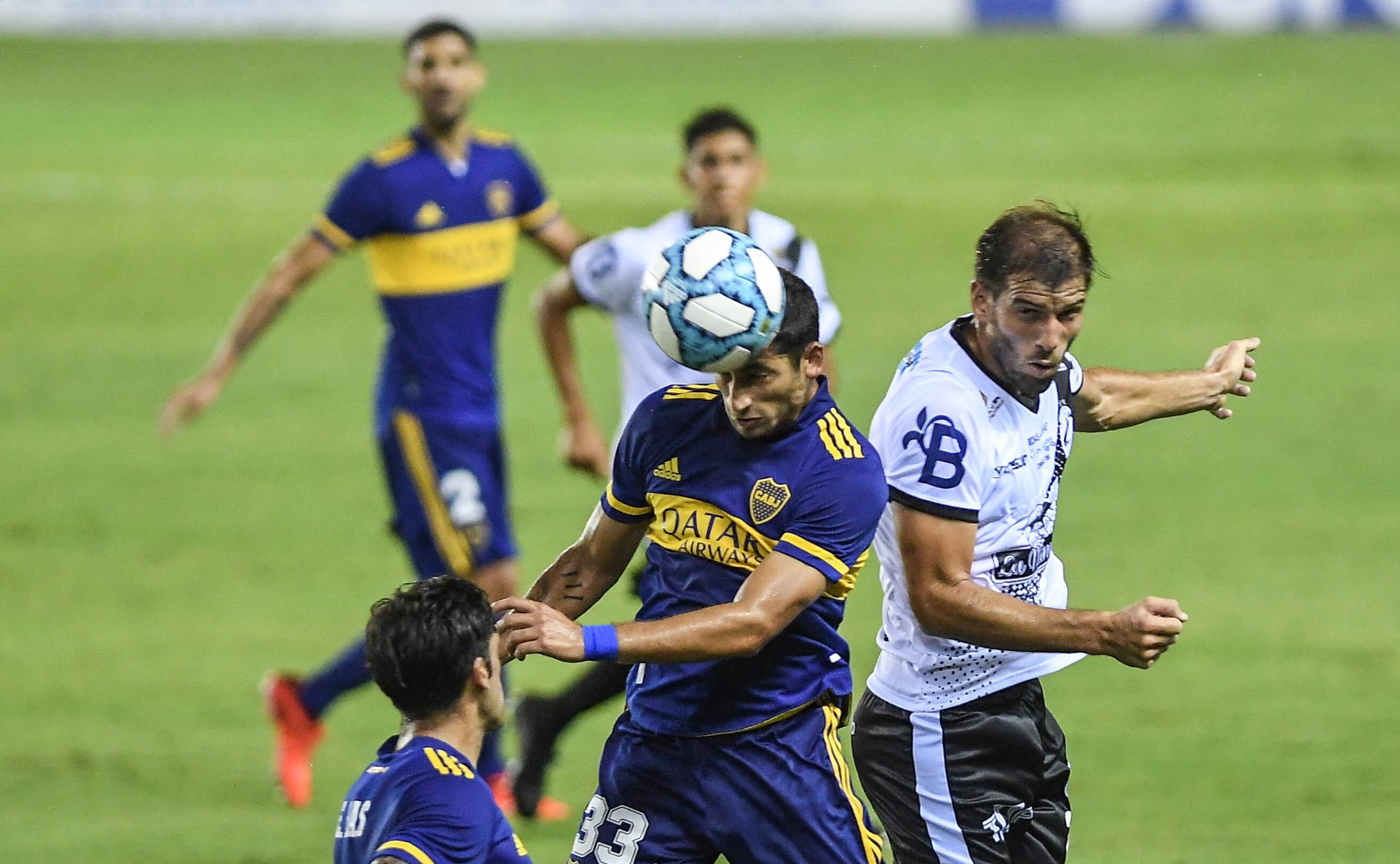 Alan Varela gana en las alturas. El juvenil de 19 años no tuvo un buen partido.