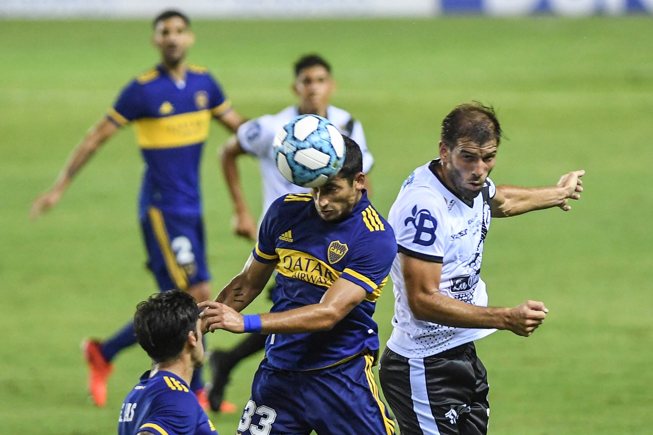 Alan Varela gana en las alturas. El juvenil de 19 años no tuvo un buen partido.