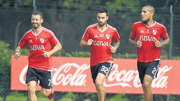 Mora trota junto a Scocco y Maidana. El uruguayo conformará la dupla de ataque con Pratto.
