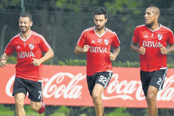 Mora trota junto a Scocco y Maidana. El uruguayo conformará la dupla de ataque con Pratto.