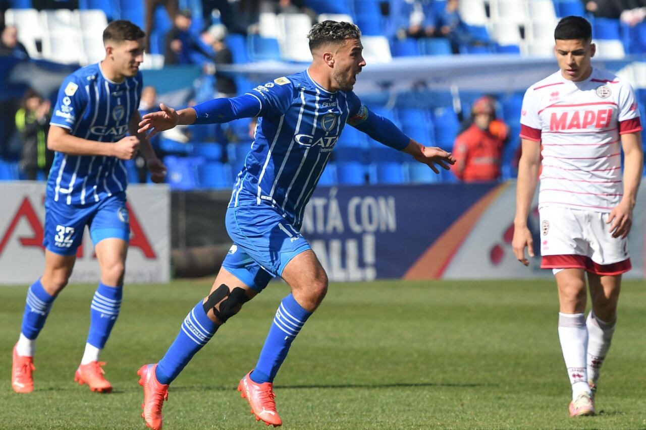Salomón Rodríguez festeja el primer gol de Godoy Cruz