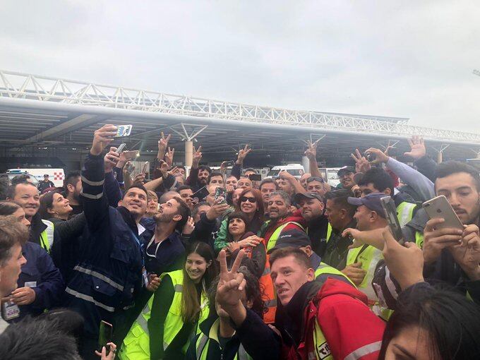 Cristina Kirchner fue ovacionada por los trabajadores en Ezeiza antes de viajar a Cuba.