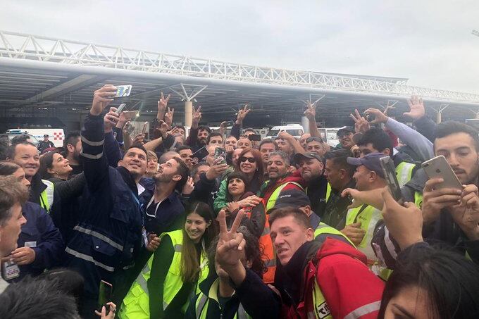 Cristina Kirchner fue ovacionada por los trabajadores en Ezeiza antes de viajar a Cuba.