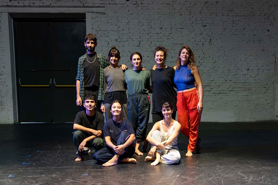 Directora, asistente y bailarinas y bailarín.