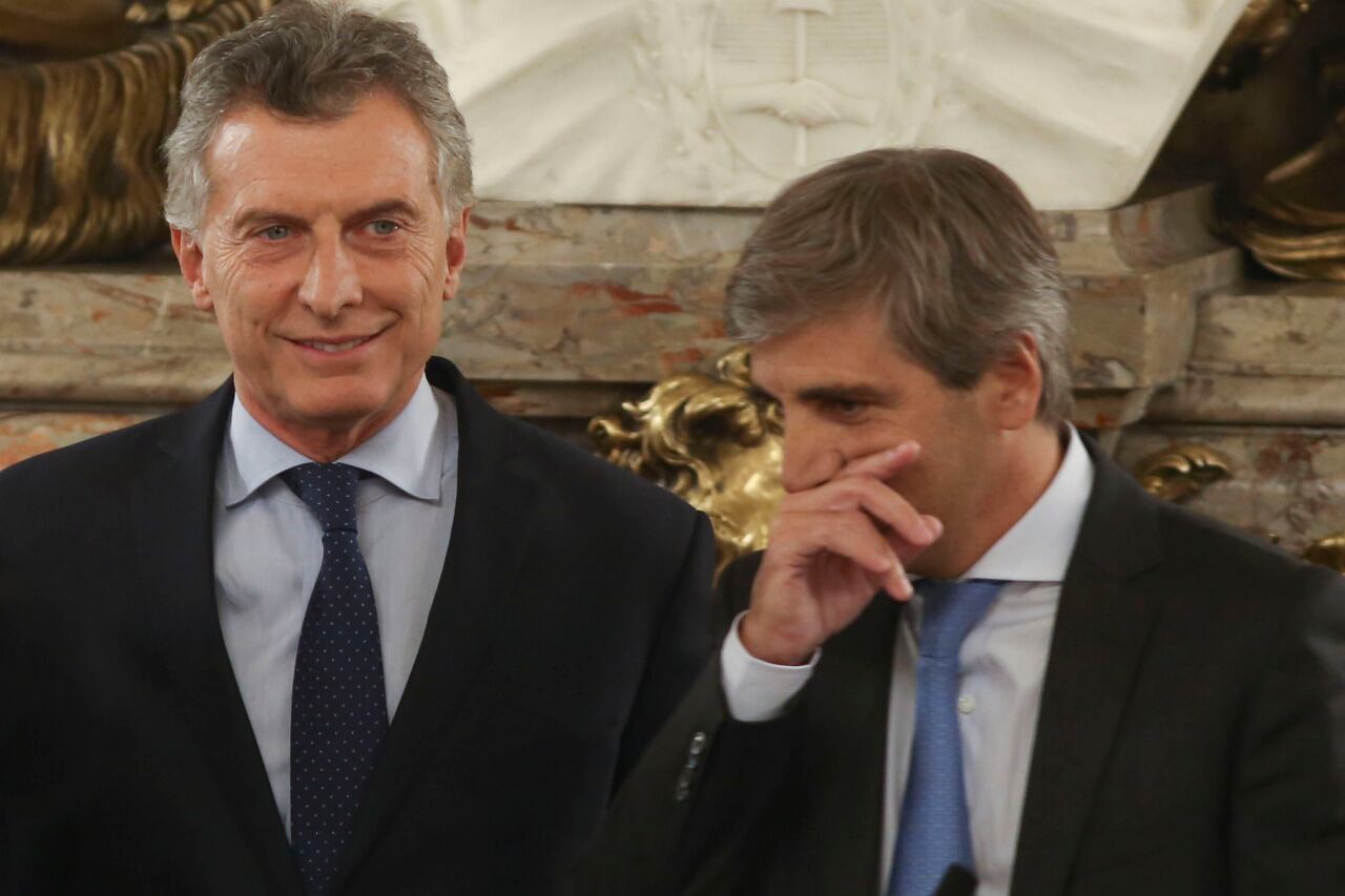 Mauricio Macri con su entonces ministro de Finanzas y luego presidente del Banco Central, Luis Caputo, responsables del vertiginoso endeudamiento público 2015-2019.
