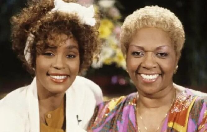 Además de ser la madre de la cantante Whitney Houston, era tía de las también artistas Dionne Warwick y Dee Dee Warwick