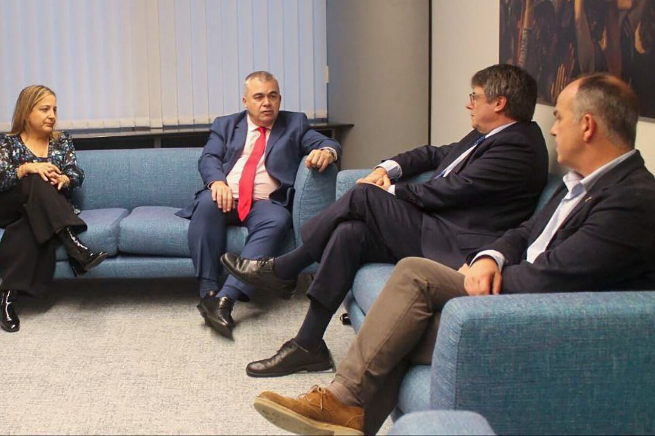 Puigdemont (der.) se reunió con el secretario del PSOE, Cerdán. 