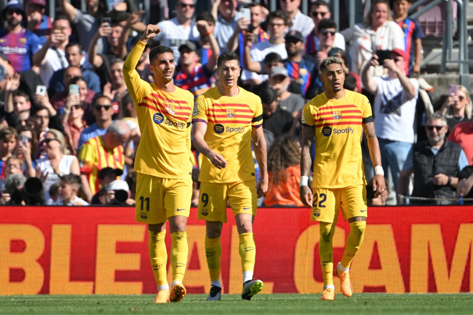 Torres levanta su brazo en el festejo de su gol