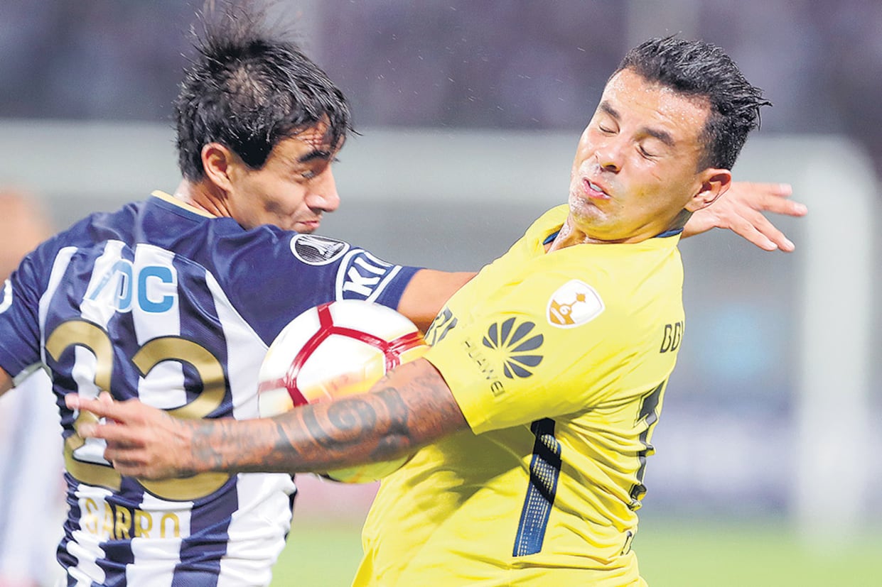 Cardona lucha con Garro, al que le ganó seguido por la franja izquierda.