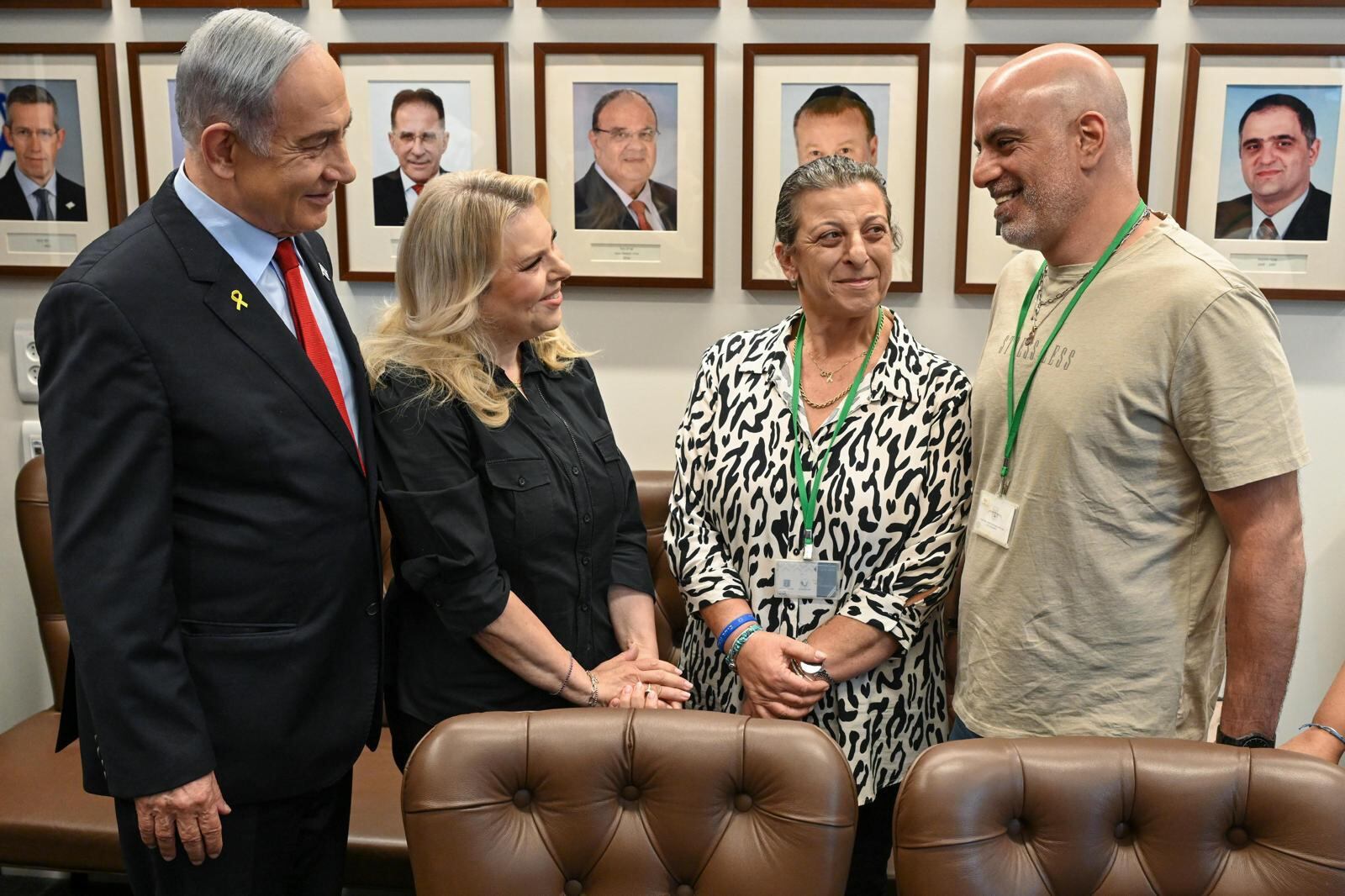 Netanyahu (i), y su esposa Sara (2i) en su residencia de Jerusalén con el exrehén Shlomi Ziv (d).