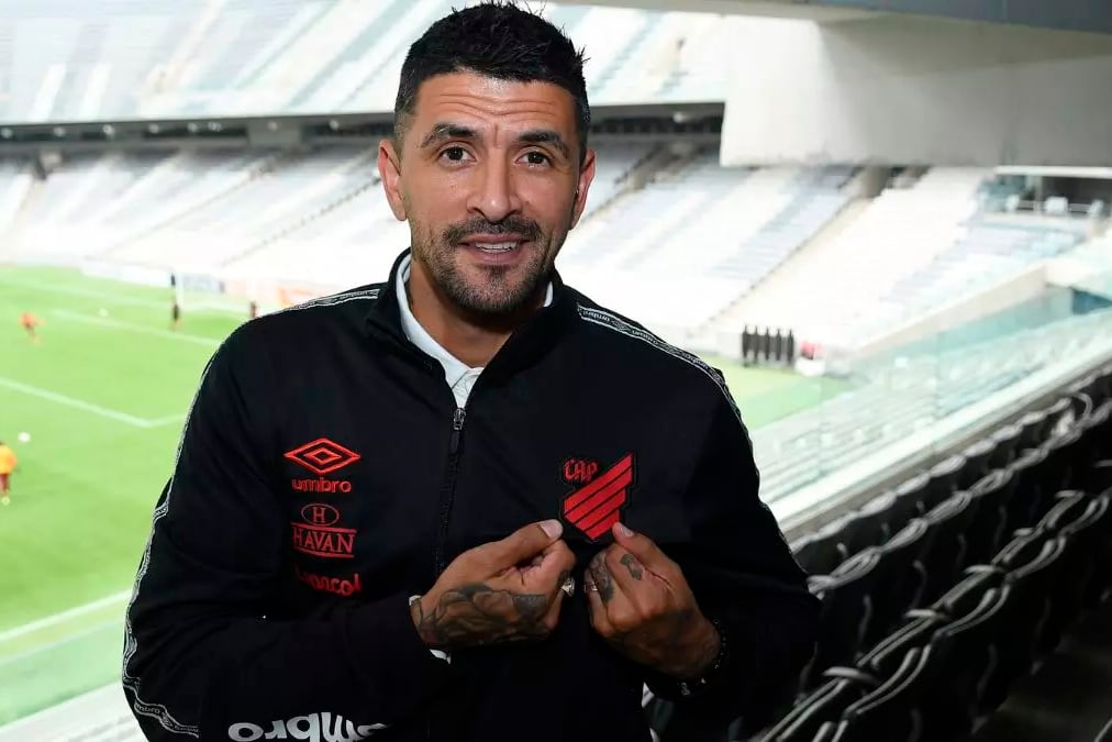 El exvolante Luis González con los colores de Paranaense