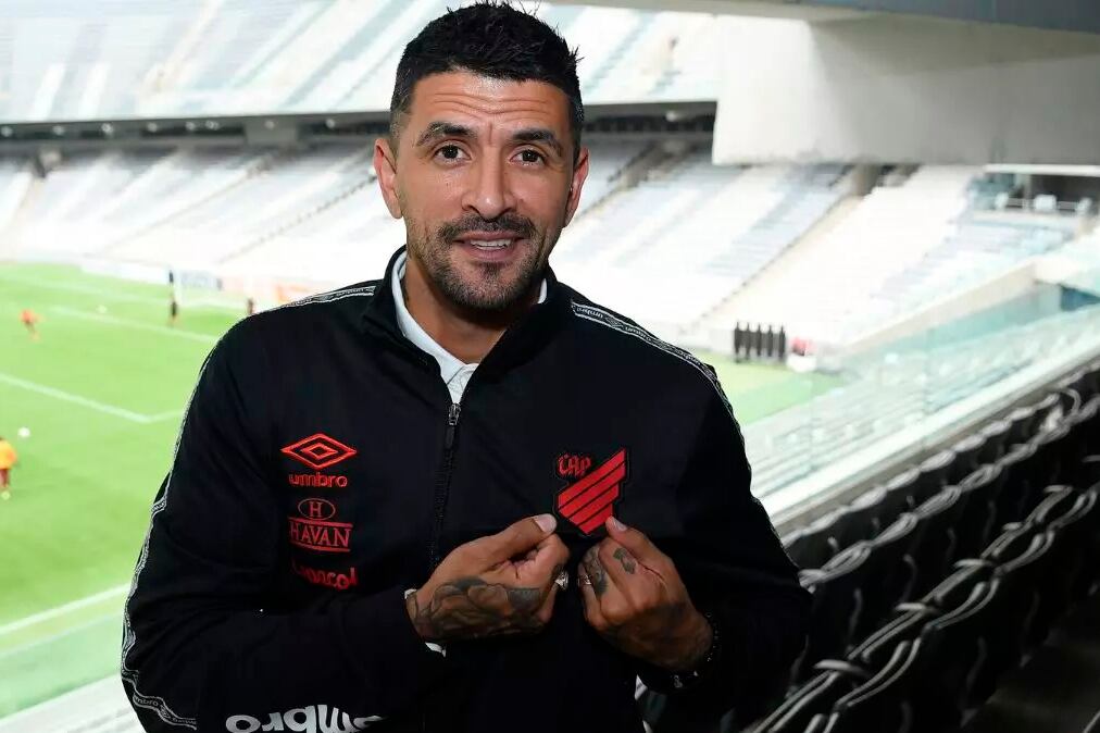 El exvolante Luis González con los colores de Paranaense