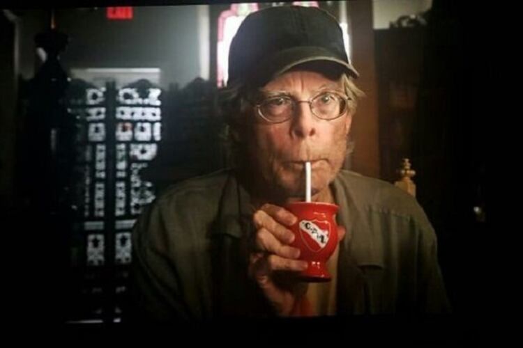 El momento en el que King aparece con el mate de Independiente en la segunda parte de "It".