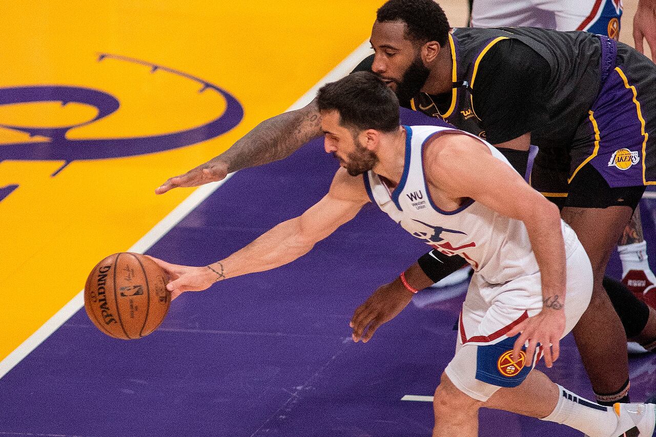 Campazzo le birla la pelota al gigante Drummond. Uno de sus cinco robos del juego