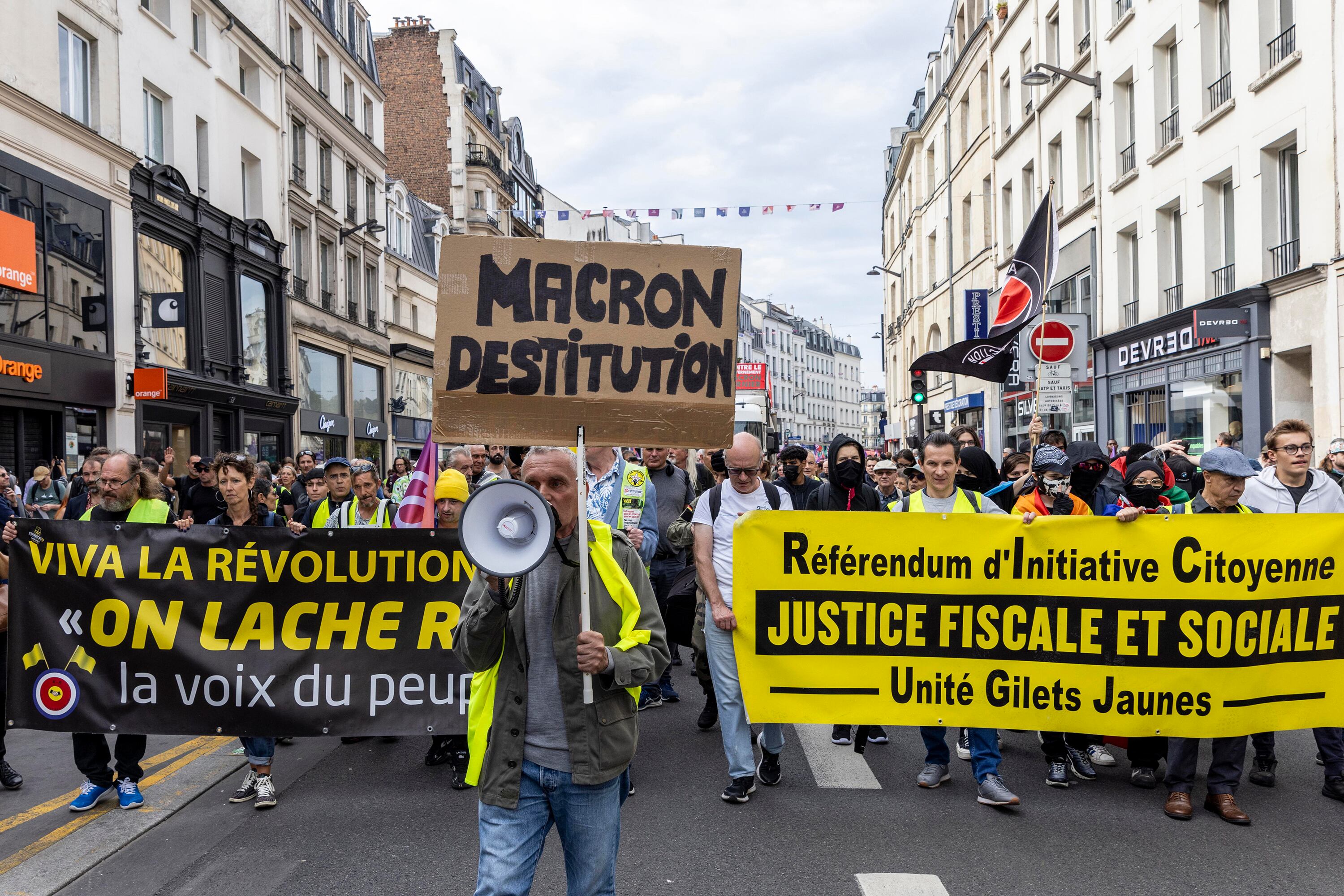 Manisfestantes piden la destituciónde Macron en las calles de París.