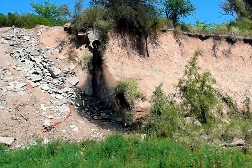 Uno de los caños que contaminan el Paraná.