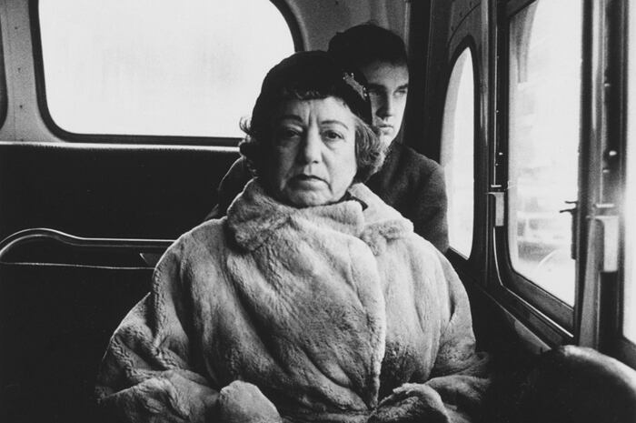 Mujer en un colectivo, Ciudad de N.York. 1957, de Arbus (detalle).