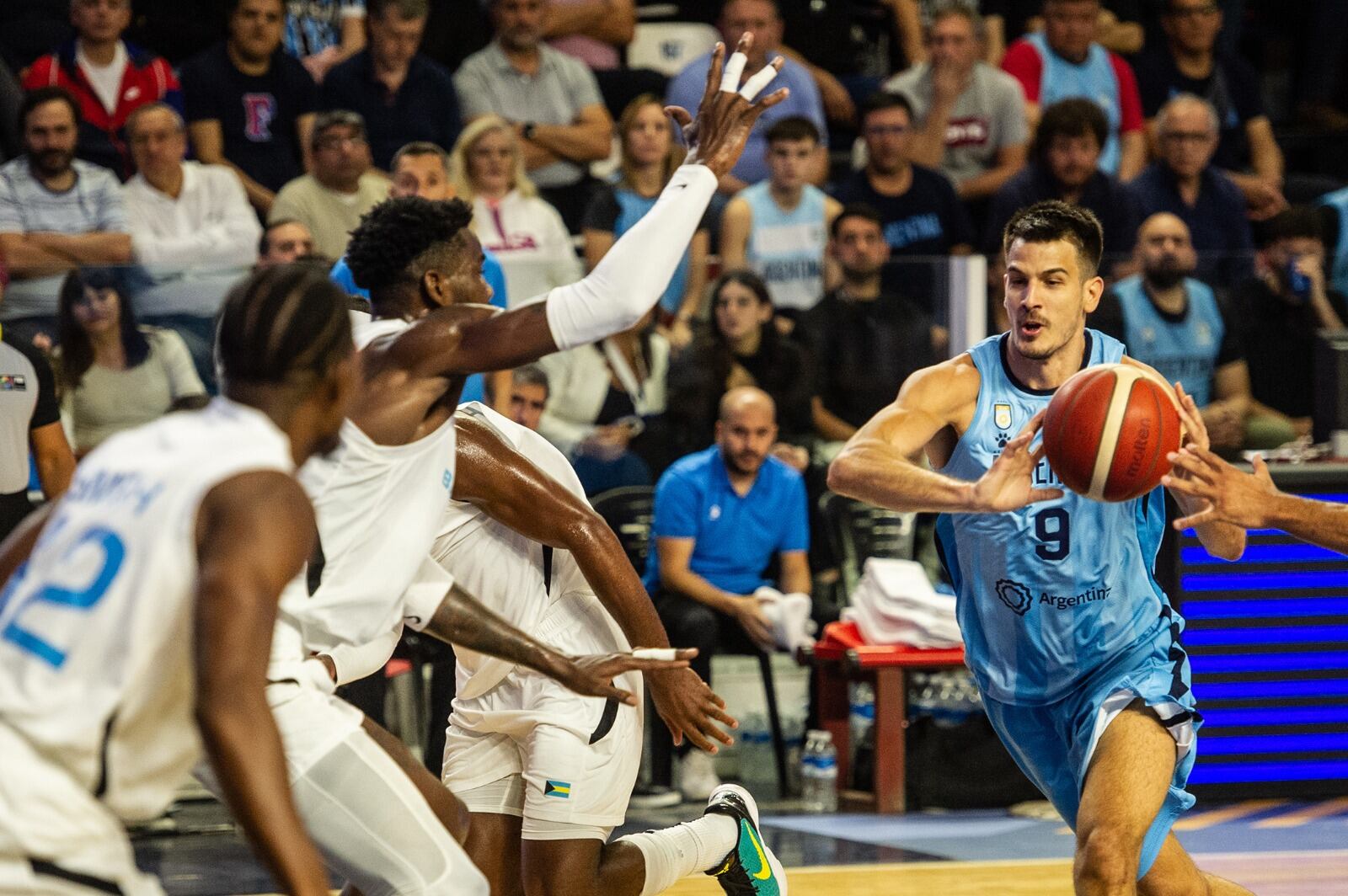 Nico Brussino con la pelota. El alero no anduvo derecho: 1/6 en triples
