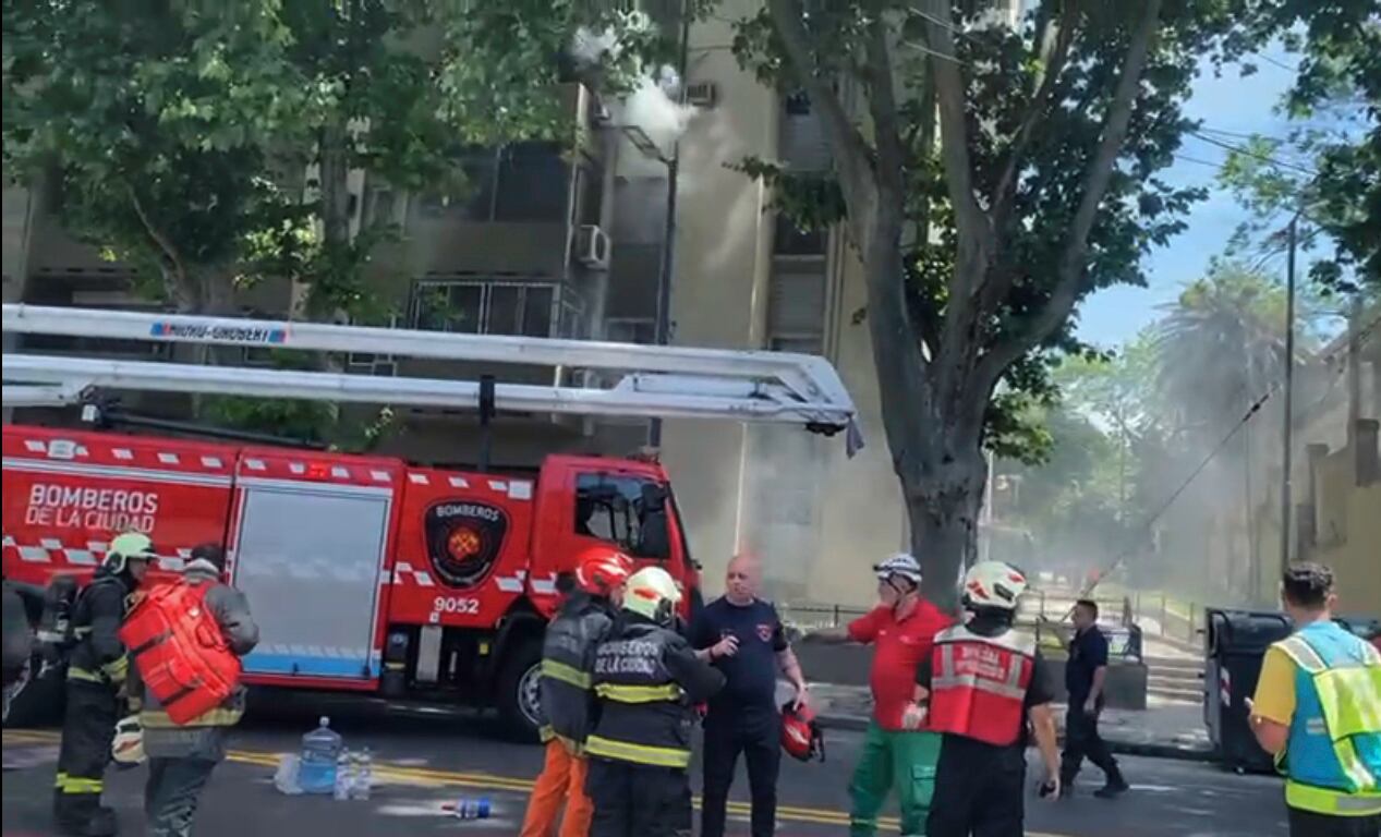 Bomberos y personal del SAME, en acción