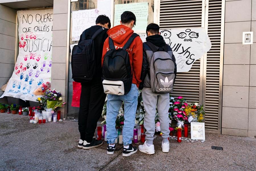 Los vecinos de las gemelas argentinas habían armados un pequeño santuario en la puerta de donde vivían, en Barcelona.