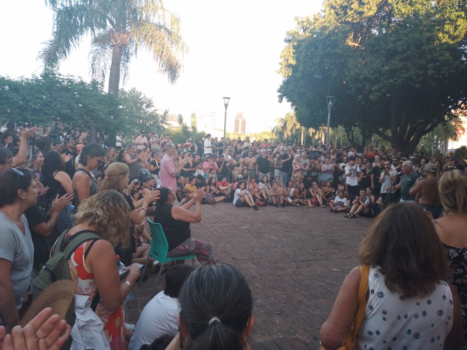 La Asamblea en Rosario desbordó la plaza Sandra Cabrera. 