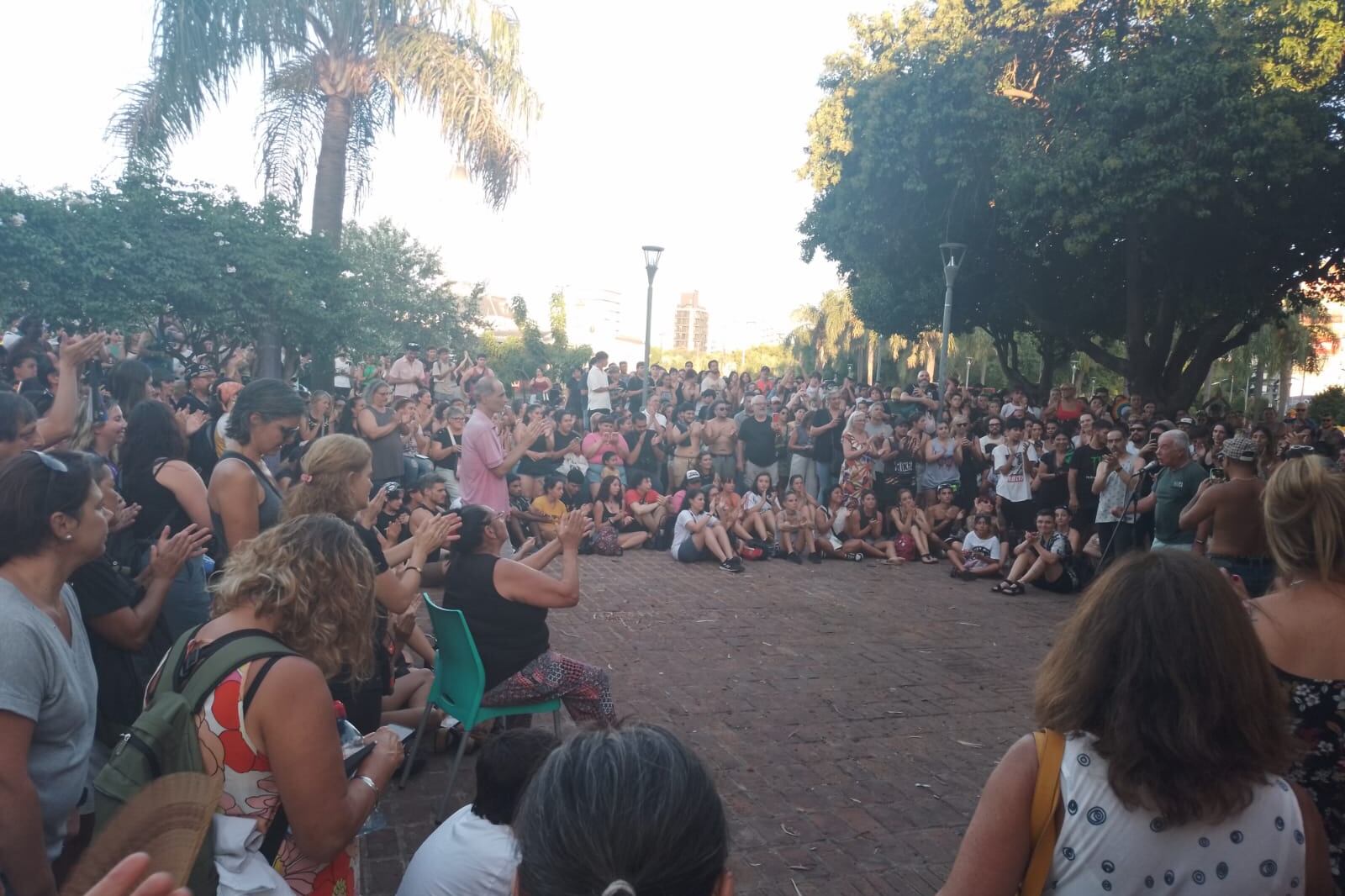 La Asamblea en Rosario desbordó la plaza Sandra Cabrera.