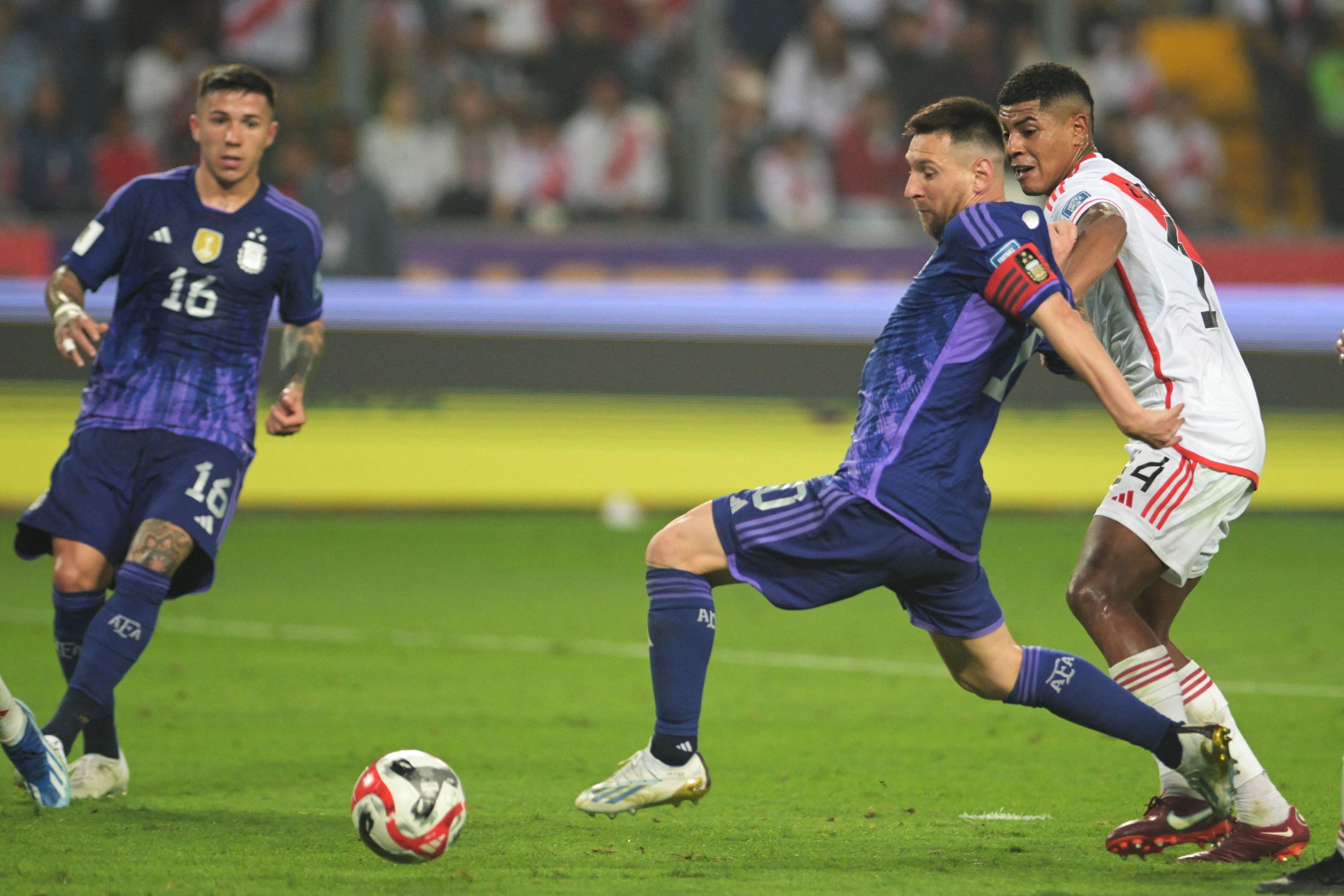 Messi marcó un hat trick, pero el árbitro recurrió al VAR y se lo anuló
