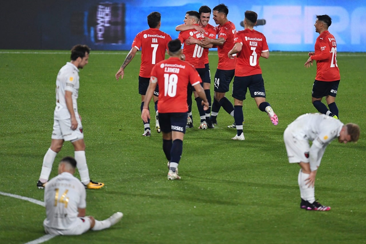 Todos los abrazos para Alan Soñora, autor de un doblete