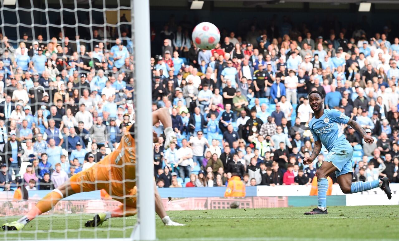Sterling palpita su primer gol en la goleada del City