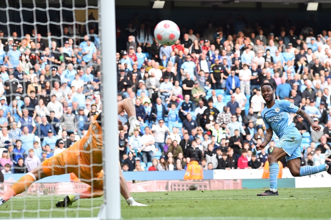 Sterling palpita su primer gol en la goleada del City