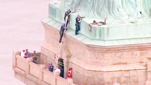 Una mujer que escaló la Estatua de la Libertad formaba parte del grupo Rise and Resist.