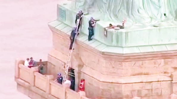 Una mujer que escaló la Estatua de la Libertad formaba parte del grupo Rise and Resist.