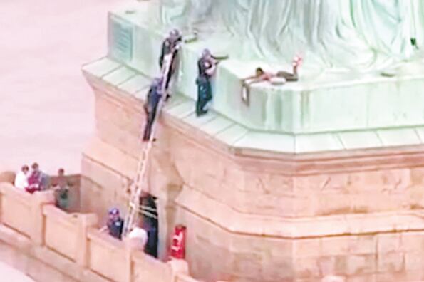 Una mujer que escaló la Estatua de la Libertad formaba parte del grupo Rise and Resist.