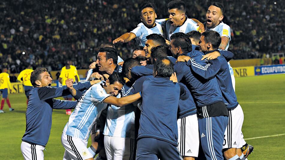 La delegación argentina festeja la clasificación a Rusia tras el pitazo final en el Atahualpa de Quito.