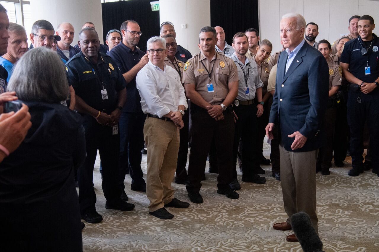 Biden se reunió con rescatistas durante su visita a Miami.
