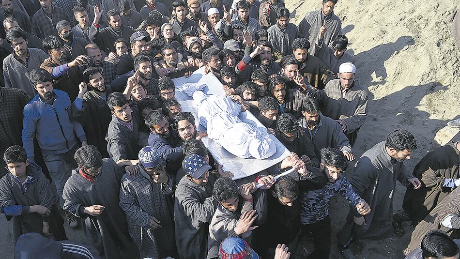 Funeral de un niño de 12 años muerto en un bombardeo en la Cachemira india esta semana.