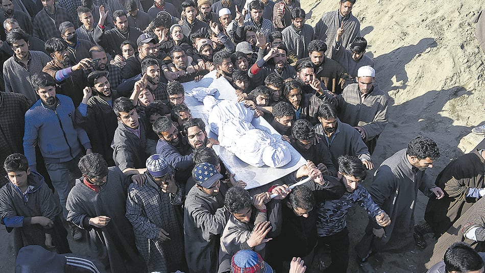 Funeral de un niño de 12 años muerto en un bombardeo en la Cachemira india esta semana.