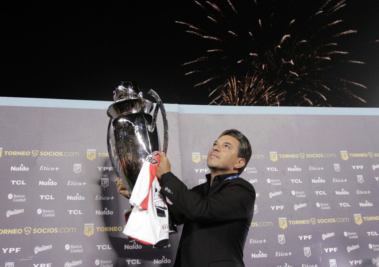Gallardo levanta la Copa de la LPF, el torneo que le faltaba en su colección.