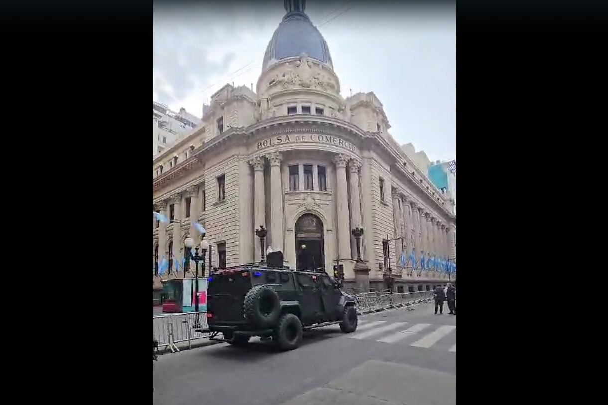 La Bolsa de Comercio, rodeada de un fuerte operativo policial.