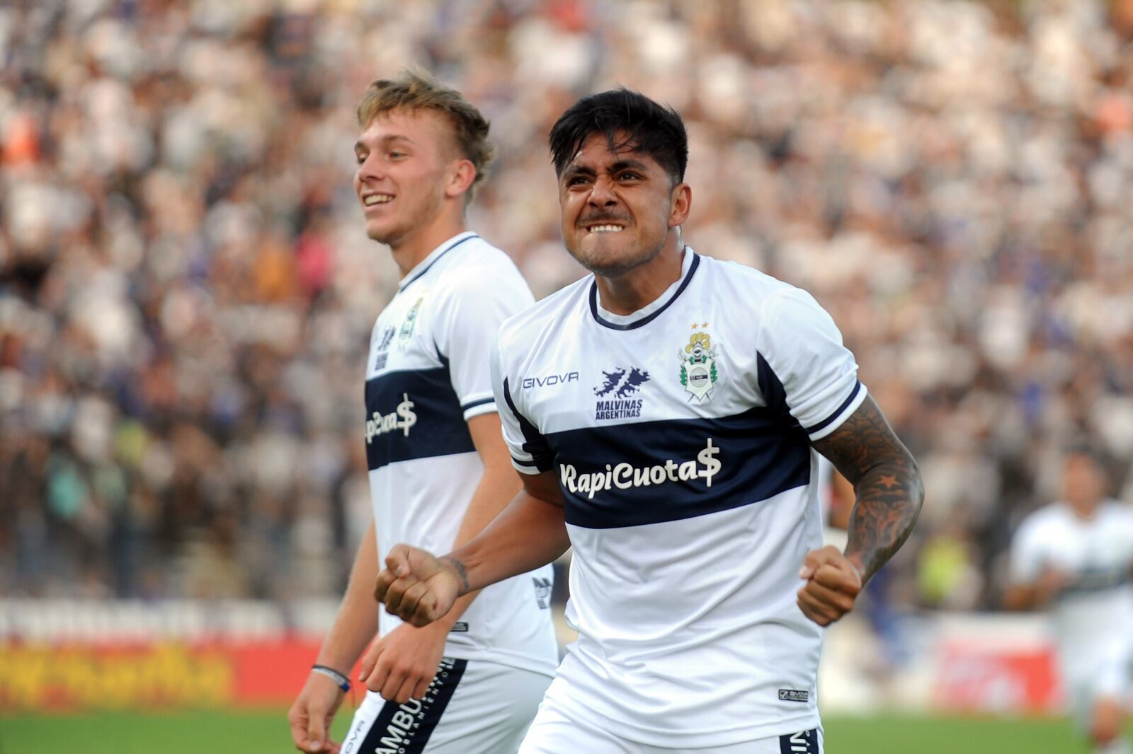 Tarragona celebra con puños cerrados el primero del Lobo ante Racing