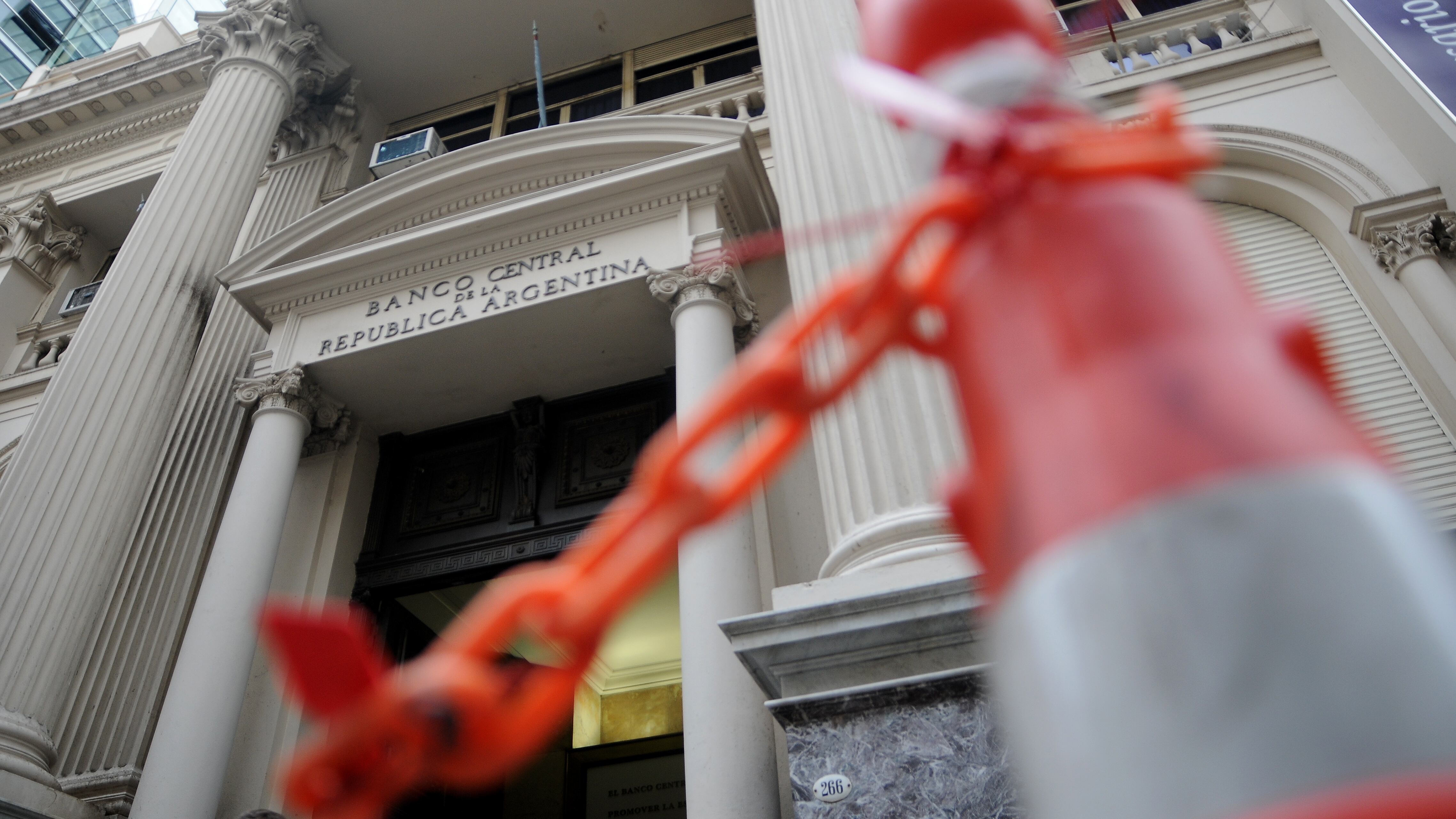 El Banco Central pierde reservas en cantidad. El dólar cerró a 62 pesos.