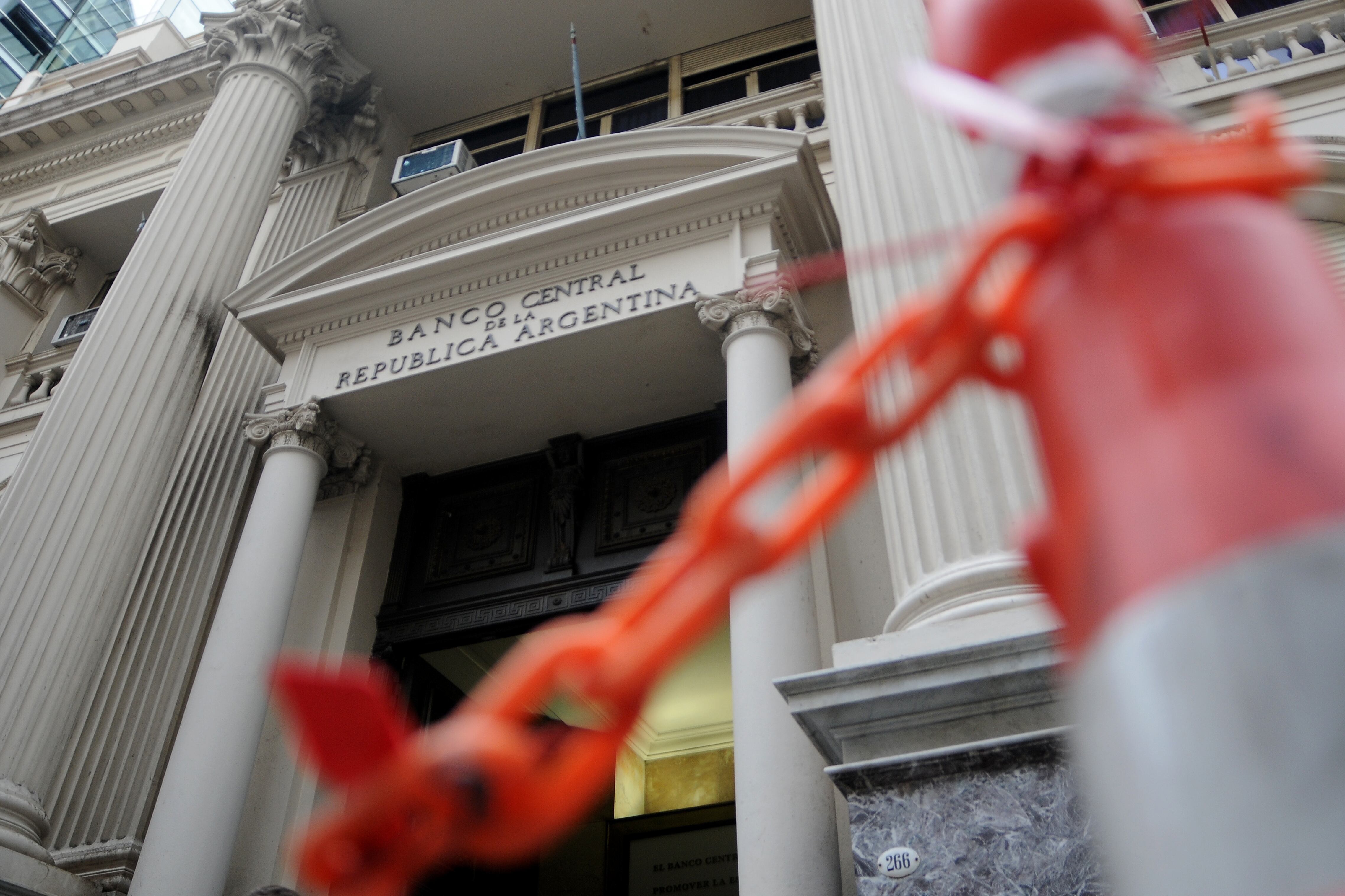 El Banco Central pierde reservas en cantidad. El dólar cerró a 62 pesos.