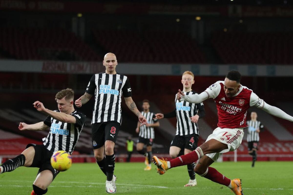 El capitán Aubameyang marca el primero para Arsenal.